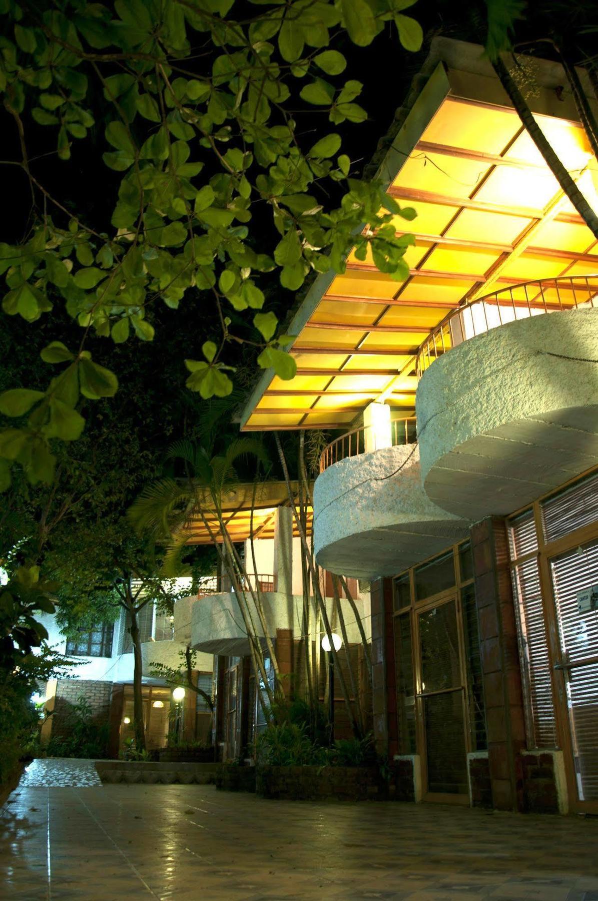 Hotel Restaurante Cesar Managua Buitenkant foto
